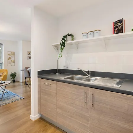 Tranquil Urban Haven Apartment *