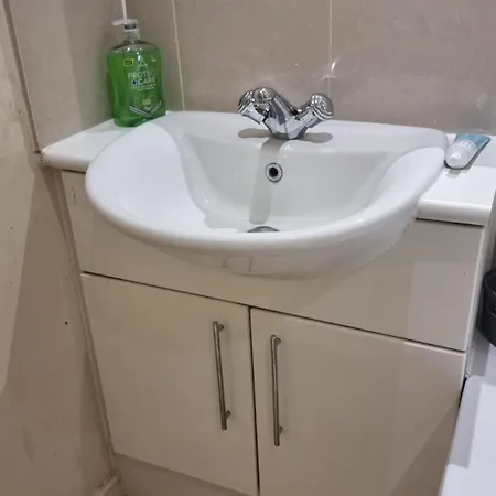 Two Bed Free Parking Near Colindale Station Apartment Edgware