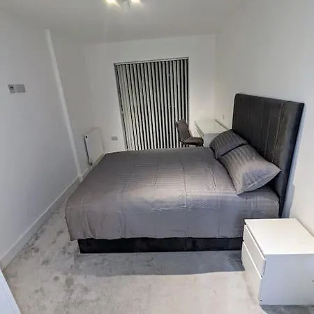 New Lux 1 Or 2 Bed Flats + Car Park + 5min Tube + Fast Wifi Apartment London