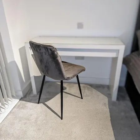 New Lux 1 Or 2 Bed Flats + Car Park + 5min Tube + Fast Wifi * London