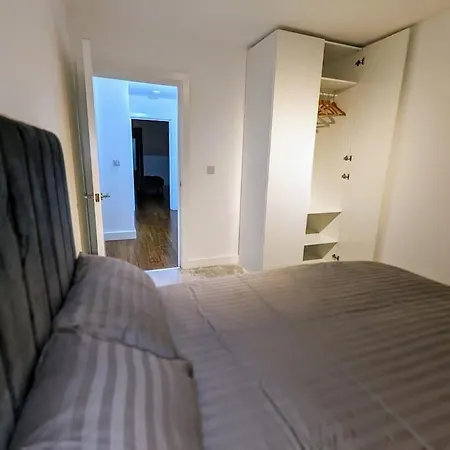New Lux 1 Or 2 Bed Flats + Car Park + 5min Tube + Fast Wifi Apartment