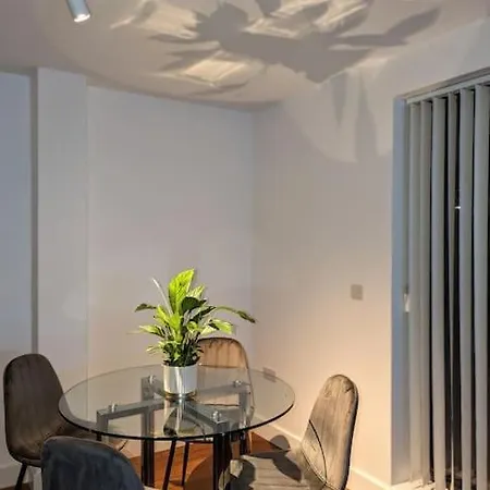 New Lux 1 Or 2 Bed Flats + Car Park + 5min Tube + Fast Wifi