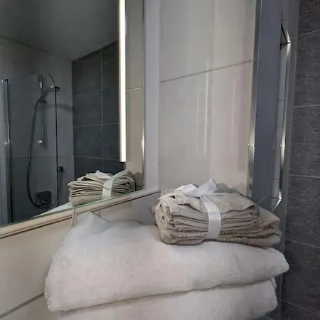 New Lux 1 Or 2 Bed Flats + Car Park + 5min Tube + Fast Wifi Apartment *