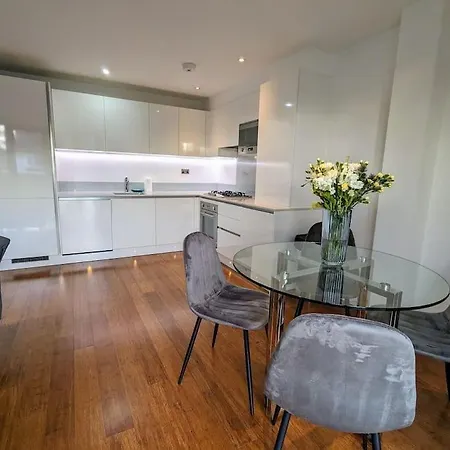 New Lux 1 Or 2 Bed Flats + Car Park + 5min Tube + Fast Wifi Apartment London