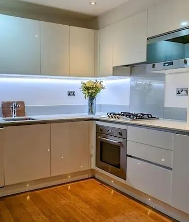 New Lux 1 Or 2 Bed Flats + Car Park + 5min Tube + Fast Wifi *