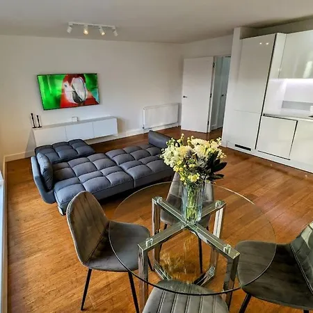 New Lux 1 Or 2 Bed Flats + Car Park + 5min Tube + Fast Wifi Apartment London