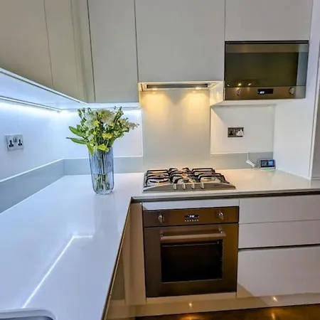 New Lux 1 Or 2 Bed Flats + Car Park + 5min Tube + Fast Wifi *