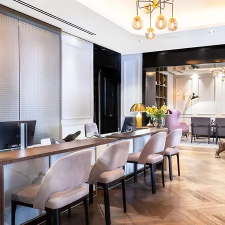 Holmes Hotel 4*