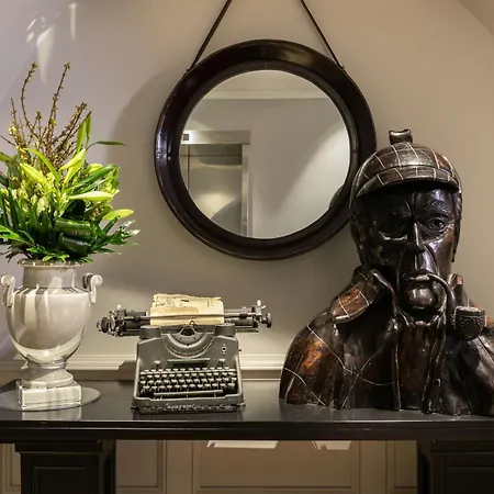 Holmes Hotel 4*