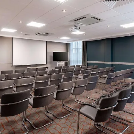 Hilton Garden London Heathrow Airport 4*