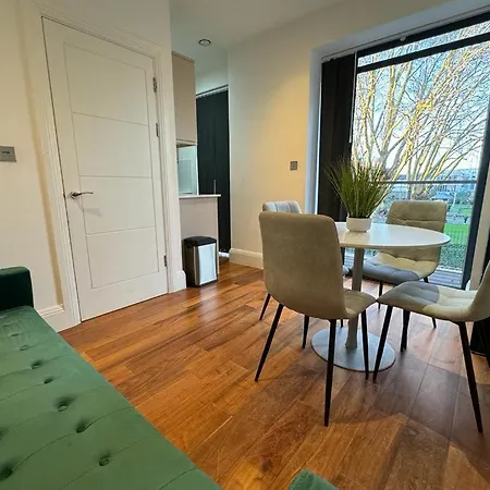 Holiday home 2 Bed 2 Bath Balcony View Wimbledon Tennis *