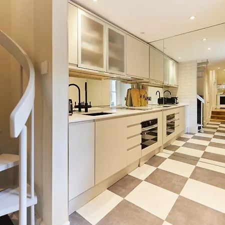 The Designers Kensington - Stylish 1bdr Flat