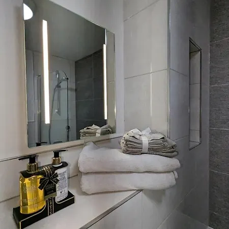 Apartment New Lux 1 Or 2 Bed Flats + Car Park + 5min Tube + Fast Wifi