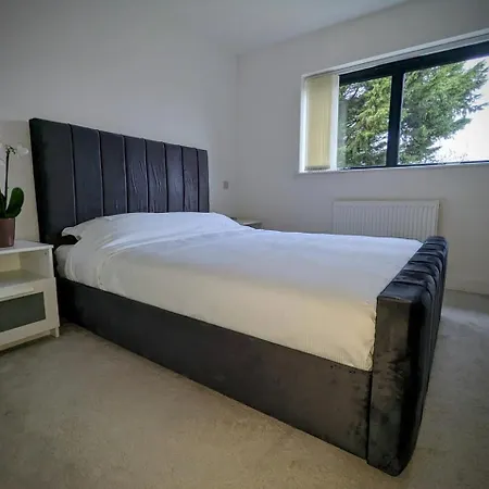 New Lux 1 Or 2 Bed Flats + Car Park + 5min Tube + Fast Wifi London