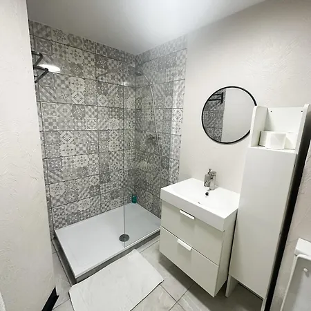 Flat 4, In Aldgate Apartment *