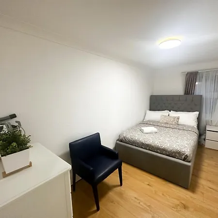 Flat 4, In Aldgate * London