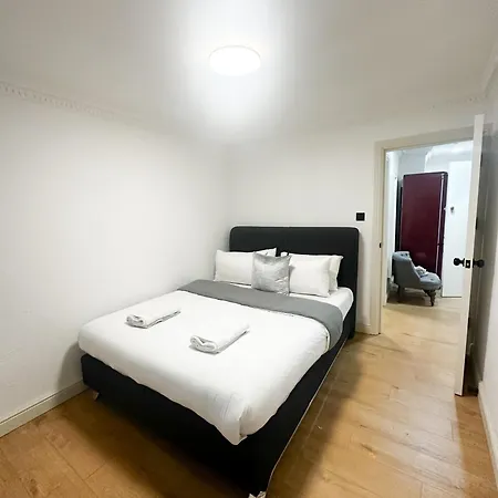 Flat 4, In Aldgate Apartment *