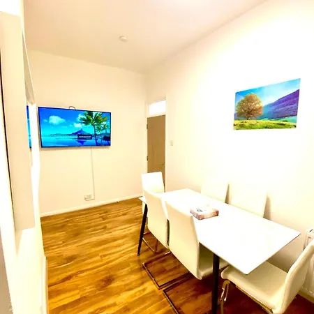 Beautiful Two Bedroom Flat With Free Car Park In London