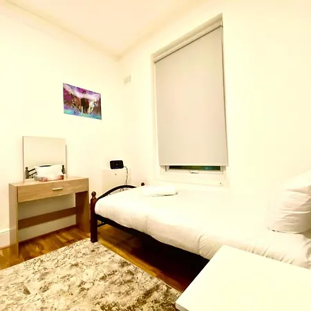 Beautiful Two Bedroom Flat With Free Car Park In * London