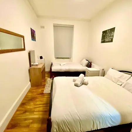Beautiful Two Bedroom Flat With Free Car Park In
