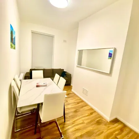 Beautiful Two Bedroom Flat With Free Car Park In London