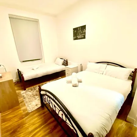Beautiful Two Bedroom Flat With Free Car Park In Apartment