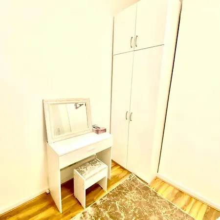 Beautiful Two Bedroom Flat With Free Car Park In * London