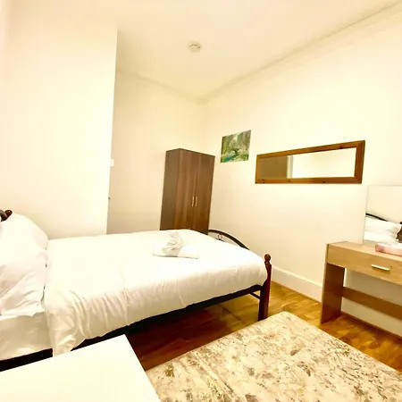 Beautiful Two Bedroom Flat With Free Car Park In Apartment London