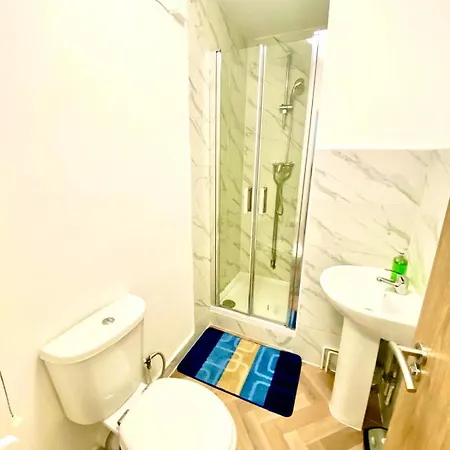 Beautiful Two Bedroom Flat With Free Car Park In Apartment