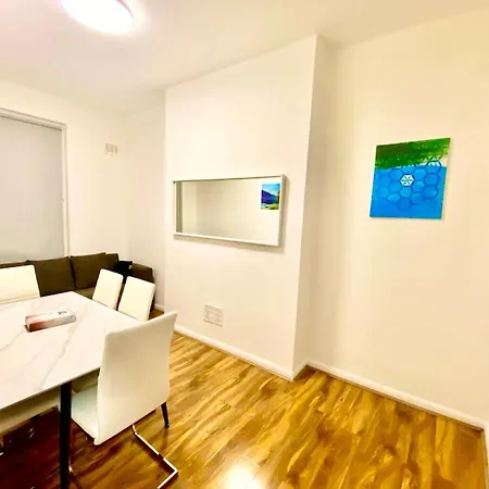 Beautiful Two Bedroom Flat With Free Car Park In * London