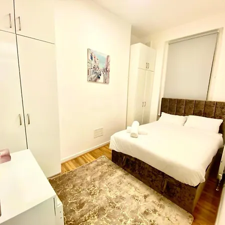 Beautiful Two Bedroom Flat With Free Car Park In * London