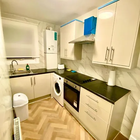 Beautiful Two Bedroom Flat With Free Car Park In Apartment