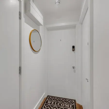 Apartment Compact Living: Tiny Studio With Workspace