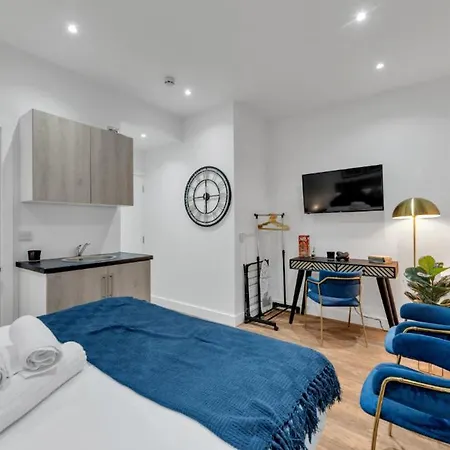 Apartment Compact Living: Tiny Studio With Workspace *