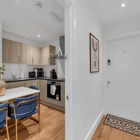 Apartment Compact Living: Tiny Studio With Workspace Southall