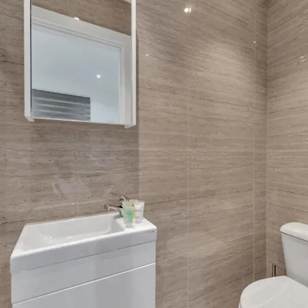 Apartment Compact Living: Tiny Studio With Workspace Southall