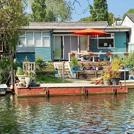 Idyllic Island With Boat Apartman