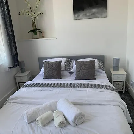L A Place Croydon, London * Norwood
