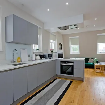 Stylish 1bed Duplex Kensington *