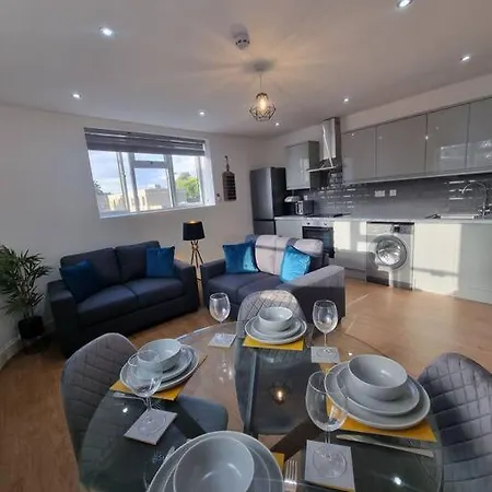 Apartment 2 Bedroom Near Station London