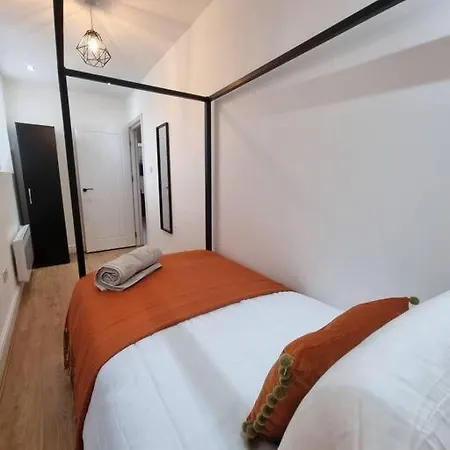 Apartment 2 Bedroom Near Station