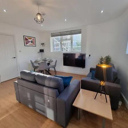 Apartment 2 Bedroom Near Station London