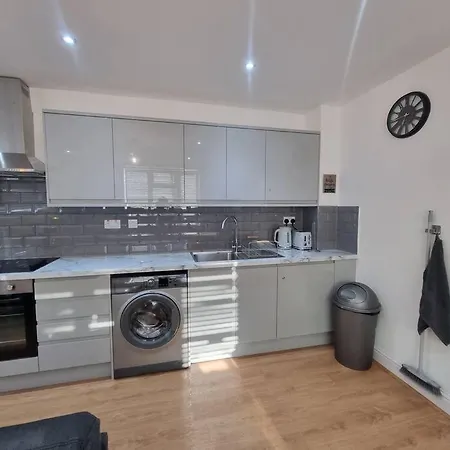 2 Bedroom Near Station