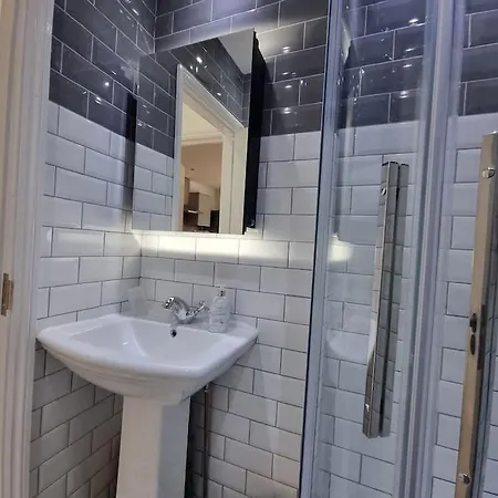 2 Bedroom Near Station London