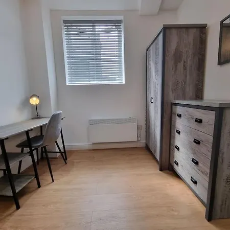 2 Bedroom Near Station *