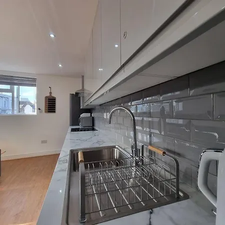 2 Bedroom Near Station
