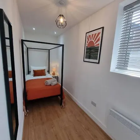 Apartment 2 Bedroom Near Station *