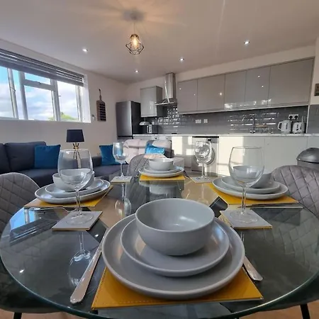 2 Bedroom Near Station