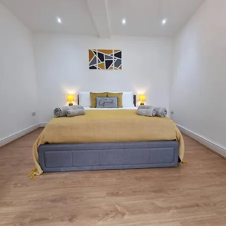 Apartment 2 Bedroom Near Station London