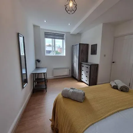 2 Bedroom Near Station *